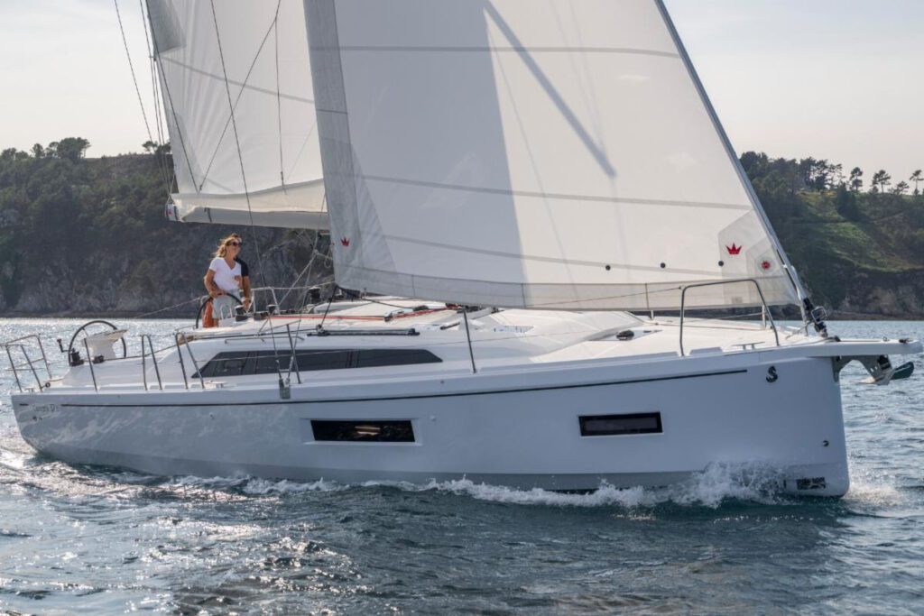 Oceanis 37.1 sailing